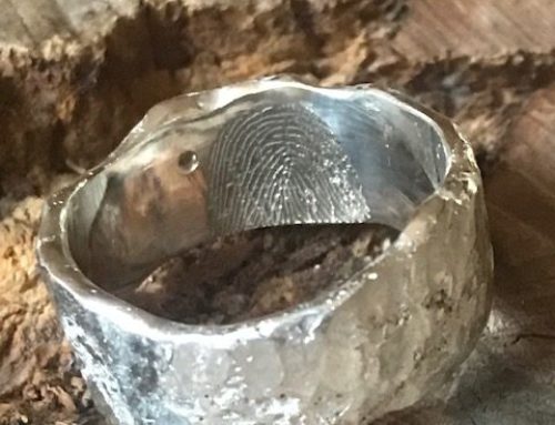 Brede zilveren ring met vingerafdruk en Rozen kwarts